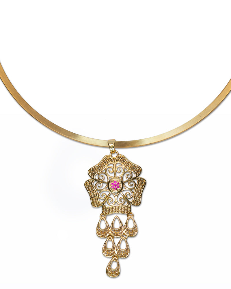 Golden Bloom – Choker dorato con pendente decorato